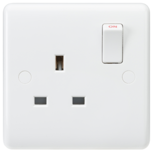 KNIGHTSBRIDGE CURVED CU7000 SINGLE SWITCHED SOCKET
