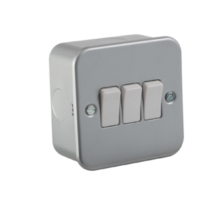 KNIGHTSBRIDGE M4000 10AMP 3 GANG 2 WAY SWITCH